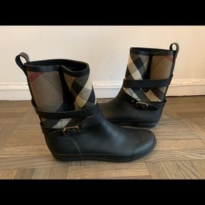 Burberry Rain boots, Strap detail check